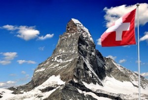 8928095-belle-montagne-matterhorn-avec-le-drapeau-suisse-alpes-suisses
