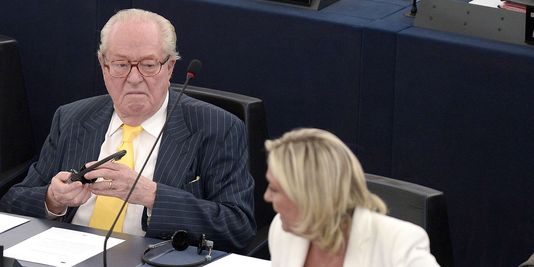 4449284_3_65e0_jean-marie-le-pen-et-sa-fille-marine-au_ea6d6a491e3cea0c2da708956872ea91