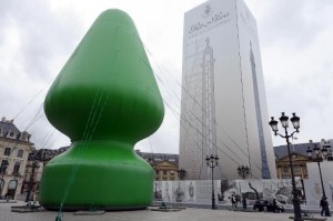 Le "plug anal" géant place Vendôme