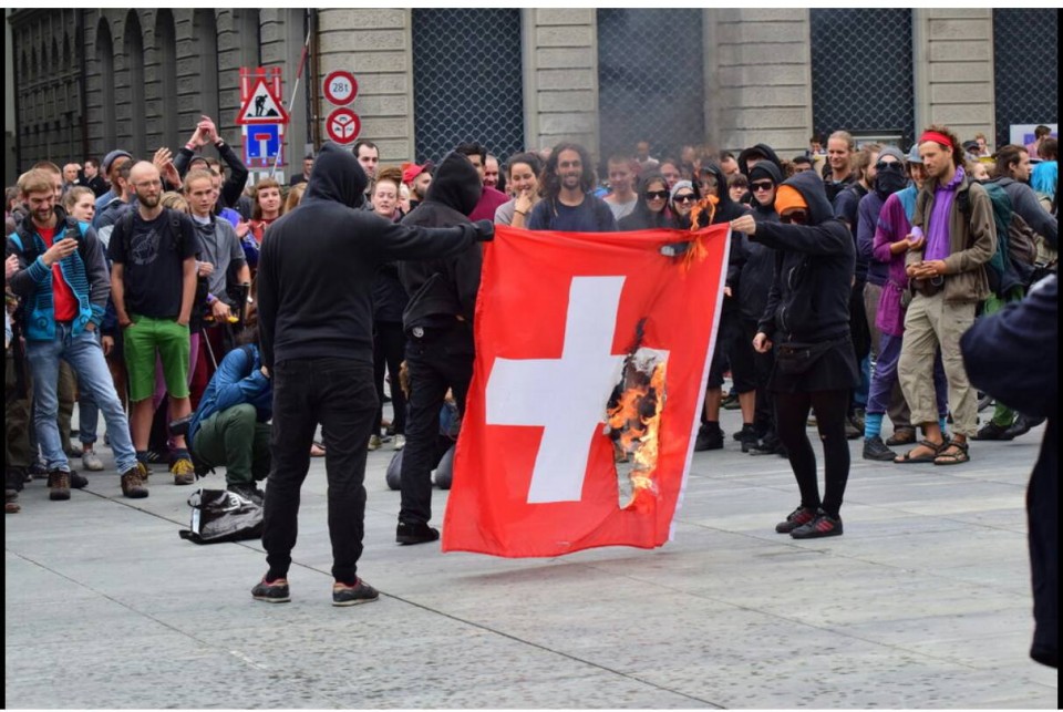 drapeau-suisse-brûé